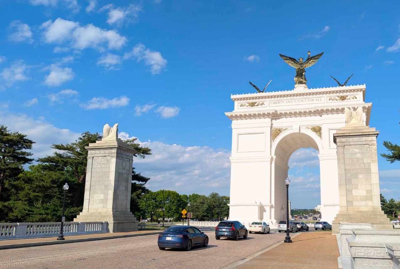 Rendering of the proposed Monumental Arch at Arlington Memorial Bridge, viewed from Memorial Avenue looking east.